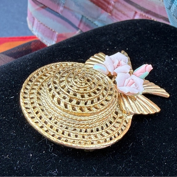 Vintage 1928 co. Victorian Gold Hat Brooch with Delicate Porcelain Rose Flowers - Picture 15 of 15